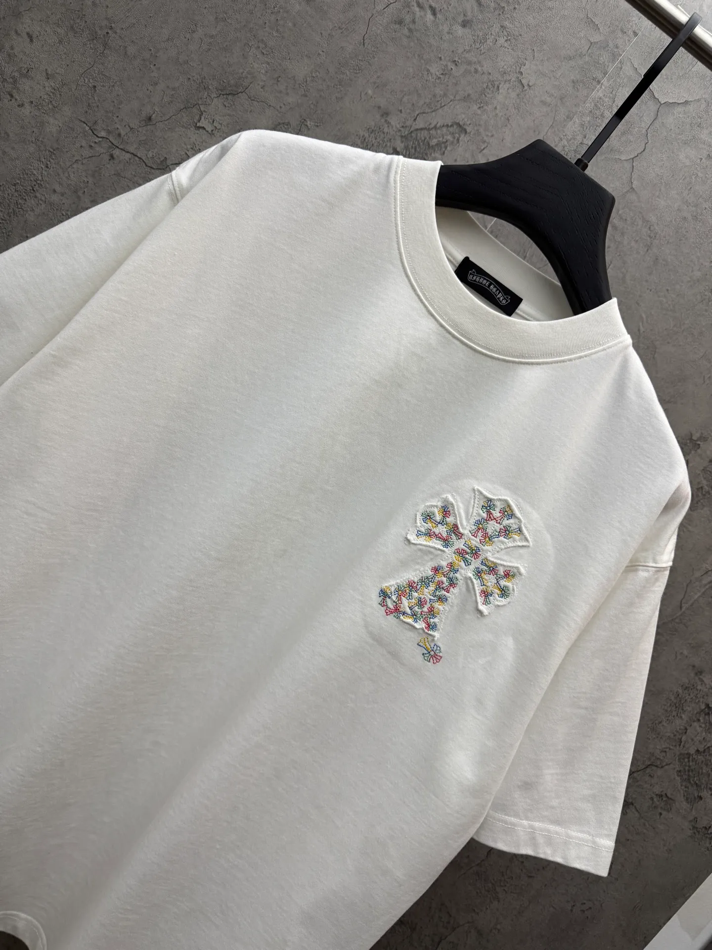 P180 top version, real shot without P, ​​different from market currency) 𝗖𝗵𝗿𝗼𝗺𝗲 𝗛𝗲𝗮𝗿𝘁𝘀/Croxin 2026 spring new original single counter American laser burnt patch embroidered couple short sleeves 👑The highest version! Customized fabric 300 grams, best-selling model at the counter, very comfortable to wear. Accessories: original molded and authenticated collar label ➕ 100% silk wash water label. Genuine purchase-grade original hangtag➕matching hanging rope➕3D hanging beads➕original packaging bag. Craftsmanship: The original version has consistent wiring! The highest version of the armhole matching technique! Color: White Black Size: S M L XL Style No.: 26-2010